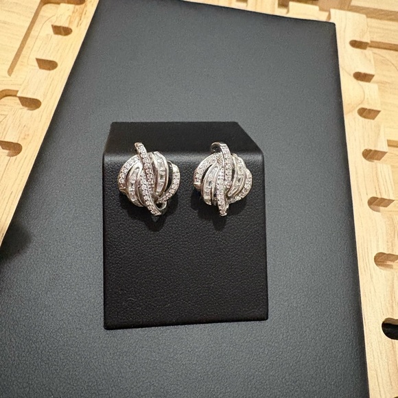 Elegnt stud earrings - Picture 4 of 5